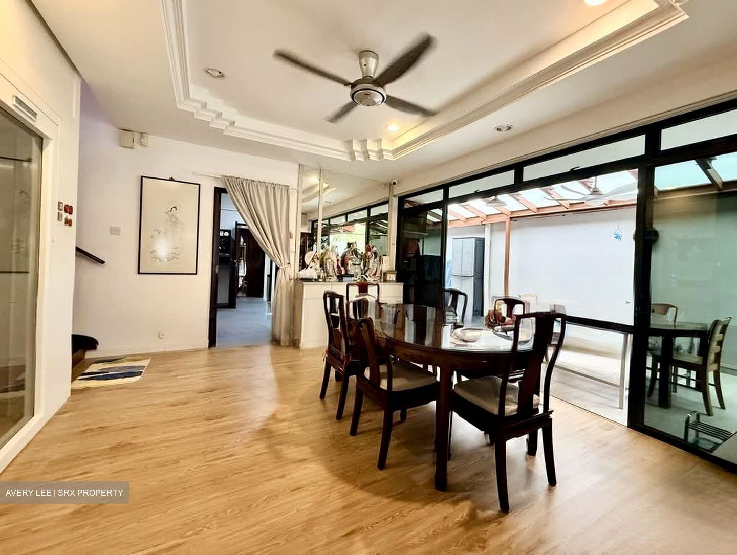 Phillips Avenue (D19), Terrace #571114111